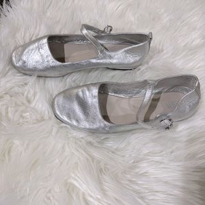 Girls silver shoes size 5.